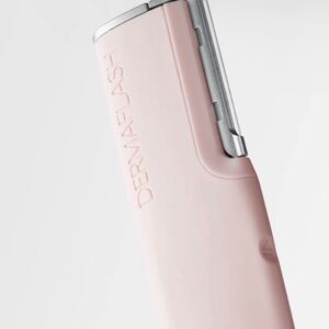 DERMAFLASH LUXE+
Sonic Dermaplaning + Peach Fuzz Removal Set Pink